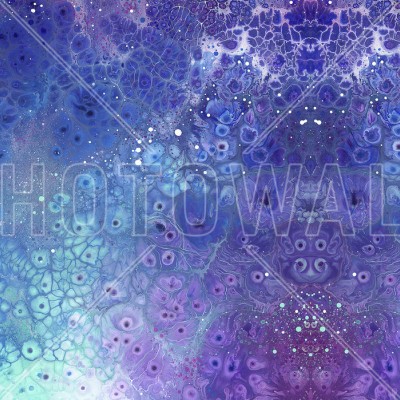 Tapet abstract Aura Aquatic cu modele fluide in nuante de albastru si violet. In imagine este prezentat tapetul montat intr-un dormitor cu un pat modern.