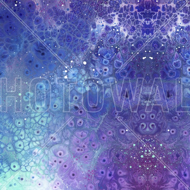 Tapet abstract Aura Aquatic cu modele fluide in nuante de albastru si violet. In imagine este prezentat tapetul montat intr-un dormitor cu un pat modern.