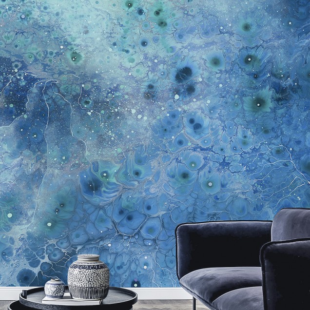Aura Super Nova, un tapet cu o nuanță de albastru abstract, vibrant și luminos, perfect pentru a crea o oază de calm în spațiul dumneavoastră.