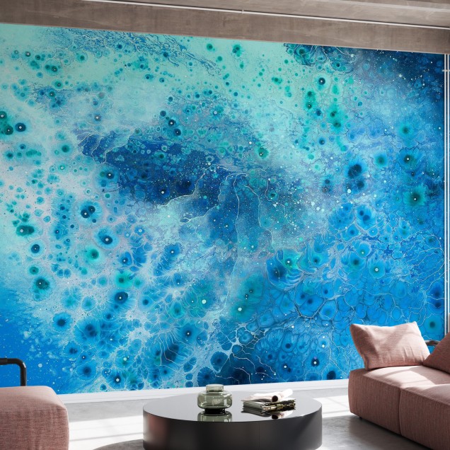 Aura Super Nova, un tapet cu o nuanță de albastru abstract, vibrant și luminos, perfect pentru a crea o oază de calm în spațiul dumneavoastră.