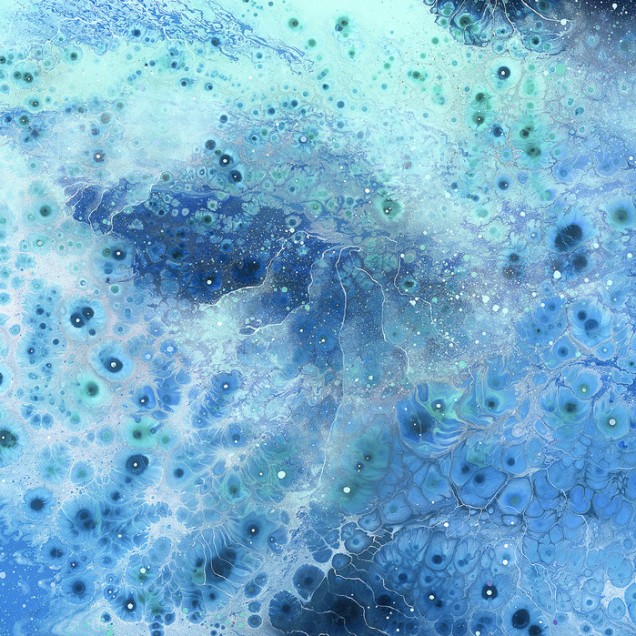 Aura Super Nova, un tapet cu o nuanță de albastru abstract, vibrant și luminos, perfect pentru a crea o oază de calm în spațiul dumneavoastră.