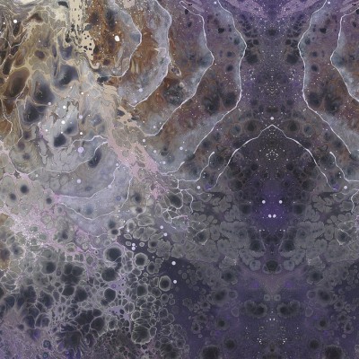 Wallpaper abstract cu nuanțe de mov, gri și maro cu aspect marmoreu.