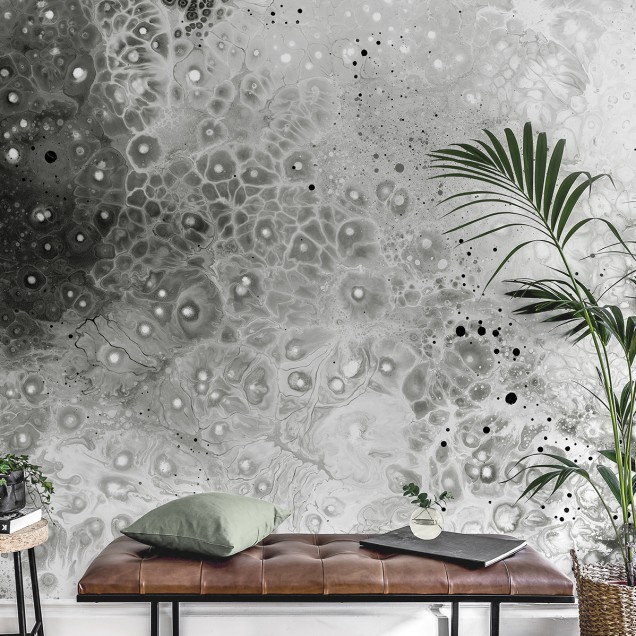 Tapet abstract Aura Esoteric, cu nuanțe de gri și alb, decorat cu modele de cercuri.