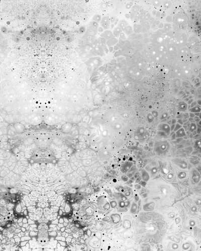 Tapet abstract Aura Esoteric, cu nuanțe de gri și alb, decorat cu modele de cercuri.
