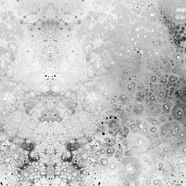 Tapet abstract Aura Esoteric, cu nuanțe de gri și alb, decorat cu modele de cercuri.