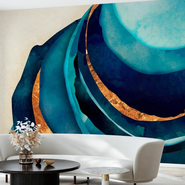 Tapet abstract cu nuanțe de albastru și aur, perfect pentru living.