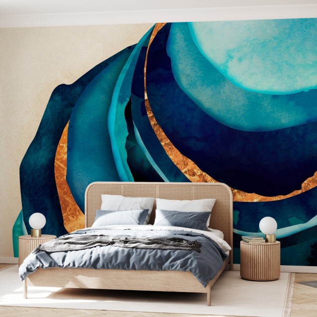 Tapet abstract cu nuanțe de albastru și aur, perfect pentru living.