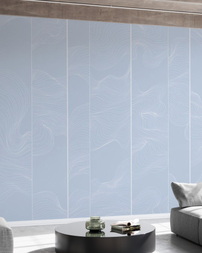 Perete foto cu design minimalist, linii albe curbate pe un fundal albastru delicat.