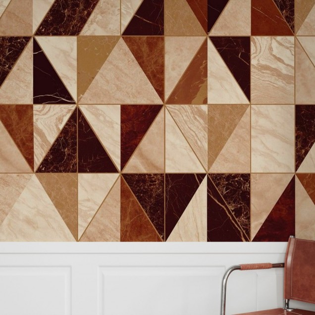 Tapet cu design geometric in nuante de marmura burgund si caramel.