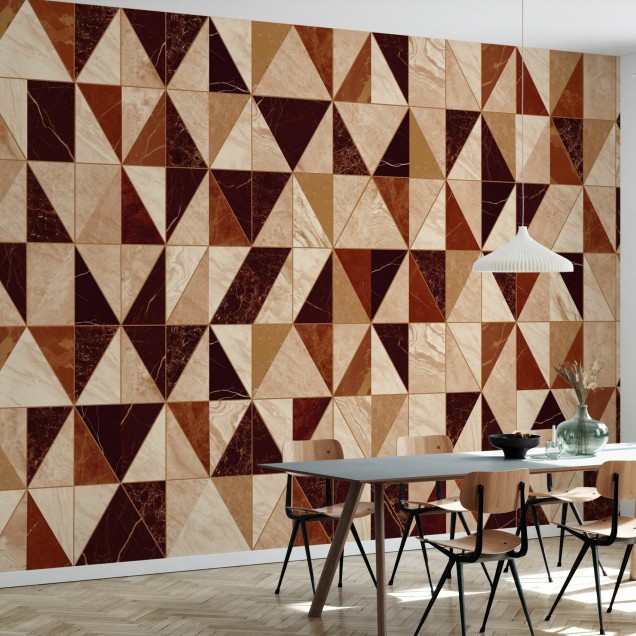 Tapet cu design geometric in nuante de marmura burgund si caramel.