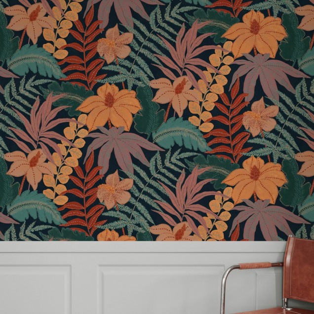 Tapet cu design floral tropical, cu frunze tropicale si flori portocalii, pe un fond albastru inchis