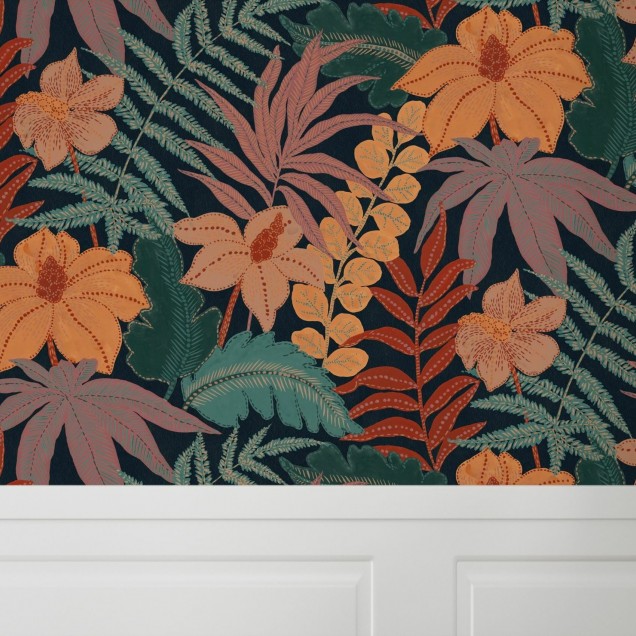 Tapet cu design floral tropical, cu frunze tropicale si flori portocalii, pe un fond albastru inchis
