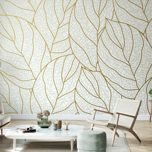 Tapet Gradient Gold Leaves cu frunze aurii pe un fundal alb, in interiorul unei camere moderne