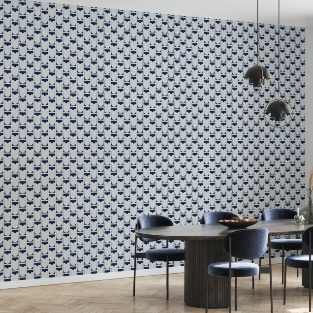 Tapet cu model geometric repetitiv, albastru închis pe fond crem