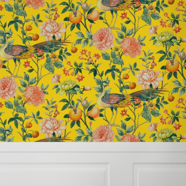 Tapet cu pauni și flori delicate, design vibrant pe fundal galben