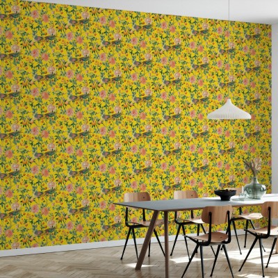 Tapet cu pauni și flori delicate, design vibrant pe fundal galben