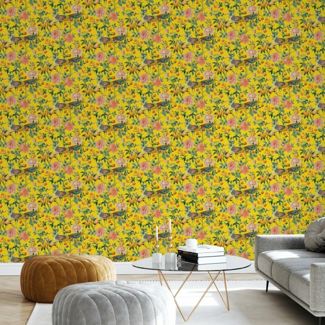 Tapet cu pauni și flori delicate, design vibrant pe fundal galben