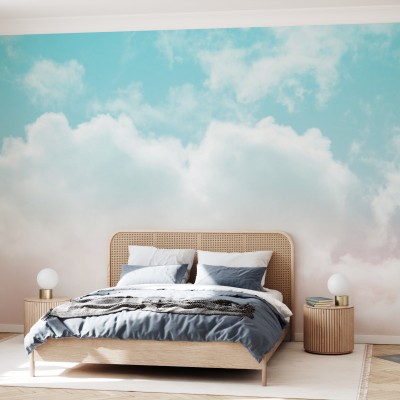 Imaginea prezintă un dormitor modern cu un wallpaper  care are un design cu nori pufoși pe un cer pastelat.
