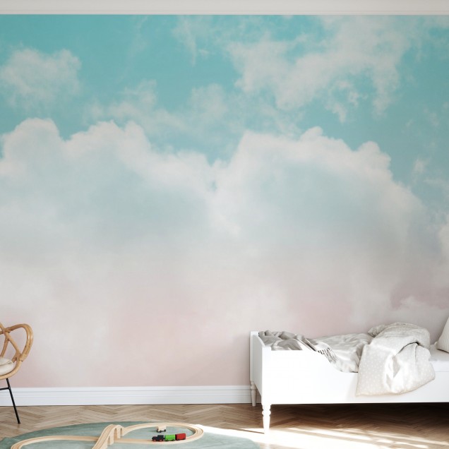 Imaginea prezintă un dormitor modern cu un wallpaper  care are un design cu nori pufoși pe un cer pastelat.