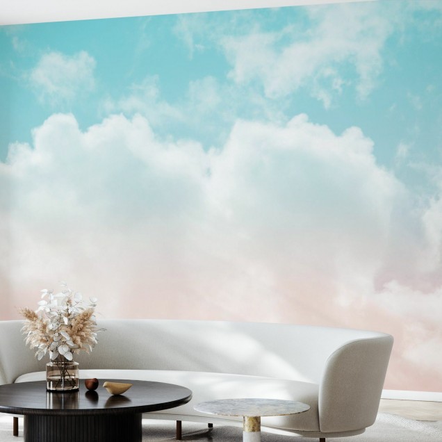 Imaginea prezintă un dormitor modern cu un wallpaper  care are un design cu nori pufoși pe un cer pastelat.
