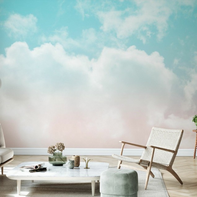 Imaginea prezintă un dormitor modern cu un wallpaper  care are un design cu nori pufoși pe un cer pastelat.