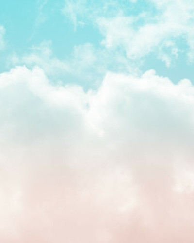 Imaginea prezintă un dormitor modern cu un wallpaper  care are un design cu nori pufoși pe un cer pastelat.
