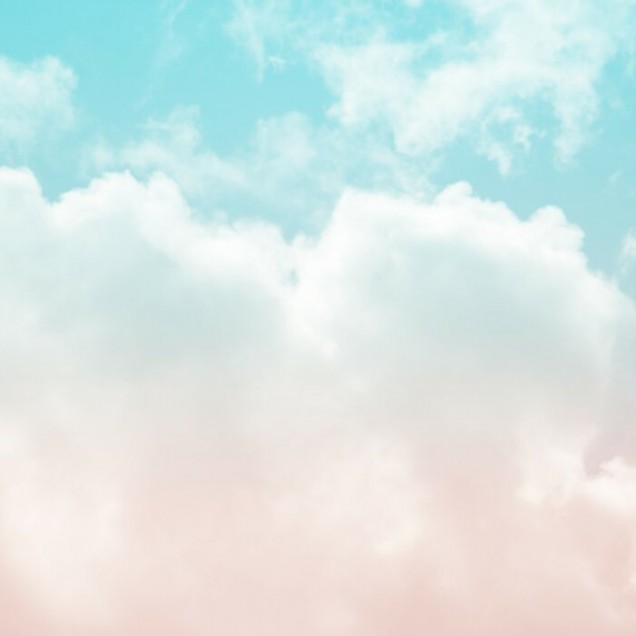 Imaginea prezintă un dormitor modern cu un wallpaper  care are un design cu nori pufoși pe un cer pastelat.