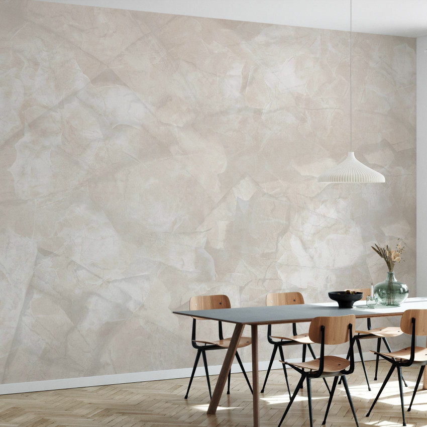 Tapet cu textură de beton, Mineral Matter, Light Beige, arată un living modern cu mobilier din lemn deschis la culoare și canapea cu perne bej și maro