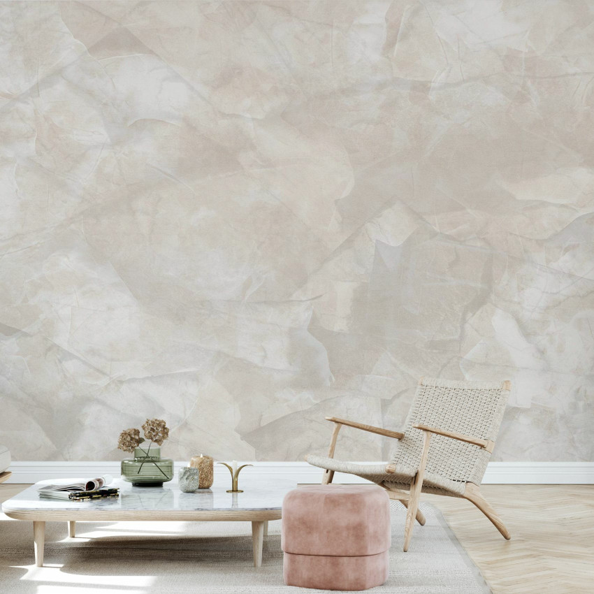 Tapet cu textură de beton, Mineral Matter, Light Beige, arată un living modern cu mobilier din lemn deschis la culoare și canapea cu perne bej și maro