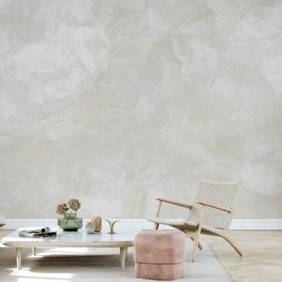 Tapet cu textură de beton, Mineral Matter, Light Beige, arată un living modern cu mobilier din lemn deschis la culoare și canapea cu perne bej și maro