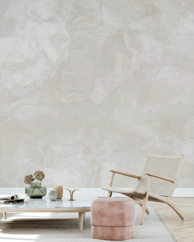 Tapet cu textură de beton, Mineral Matter, Light Beige, arată un living modern cu mobilier din lemn deschis la culoare și canapea cu perne bej și maro