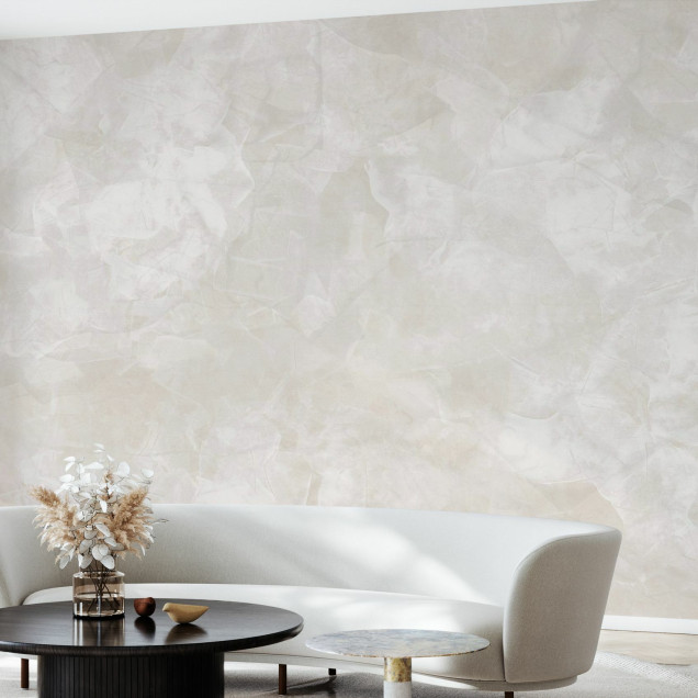 Tapet cu textură de beton, Mineral Matter, Light Beige, arată un living modern cu mobilier din lemn deschis la culoare și canapea cu perne bej și maro