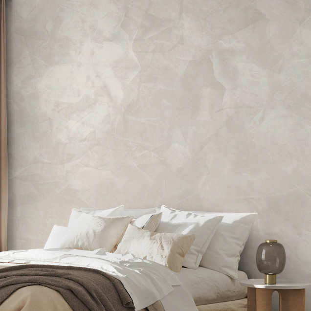Tapet cu textură de beton, Mineral Matter, Light Beige, arată un living modern cu mobilier din lemn deschis la culoare și canapea cu perne bej și maro