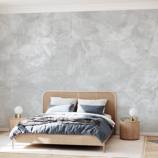 Tapet Mineral Matter gri deschis, cu aspect de beton, in living, cu canapea, masa, si accesorii decorative