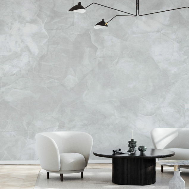 Tapet Mineral Matter gri deschis, cu aspect de beton, in living, cu canapea, masa, si accesorii decorative