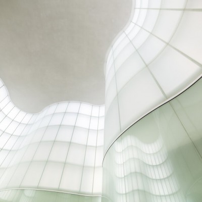 Tapet modern Lights and Waves cu design geometric, nuanțe subtile de verde și alb