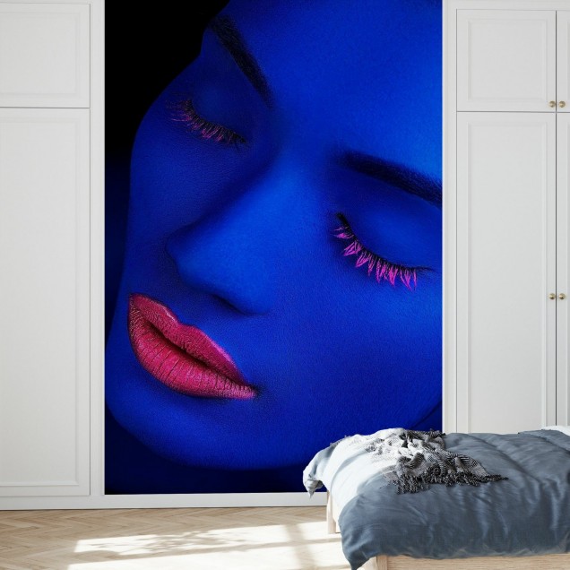 Tapet Still Got the Blues cu o femeie cu ochii inchisi si buzele rosii vibrante.