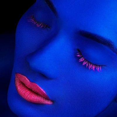 Tapet Still Got the Blues cu o femeie cu ochii inchisi si buzele rosii vibrante.