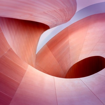 Tapet Wooden Curves - Design abstract cu curbe elegante, perfect pentru living, dormitor sau hol.