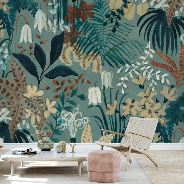 Tapet cu design tropical, cu frunze verzi luxuriante, flori albe delicate și accente de culoare roșie caldă