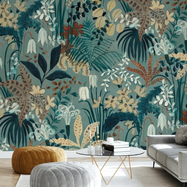Tapet cu design tropical, cu frunze verzi luxuriante, flori albe delicate și accente de culoare roșie caldă