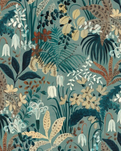Tapet cu design tropical, cu frunze verzi luxuriante, flori albe delicate și accente de culoare roșie caldă