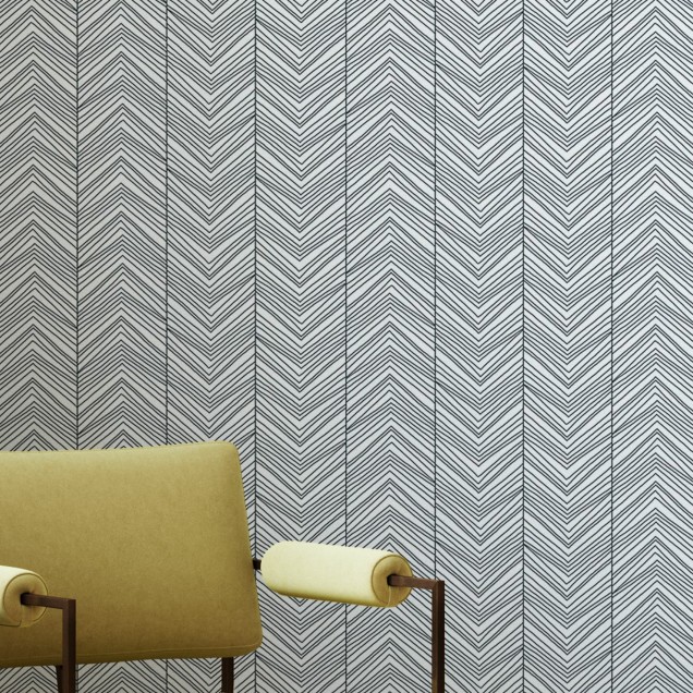 Tapet Herringbone, negru, cu model geometric, aplicat pe un perete într-un interior modern.