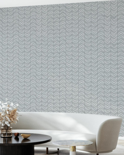 Tapet Herringbone, negru, cu model geometric, aplicat pe un perete într-un interior modern.