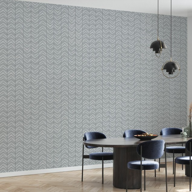 Tapet Herringbone, negru, cu model geometric, aplicat pe un perete într-un interior modern.