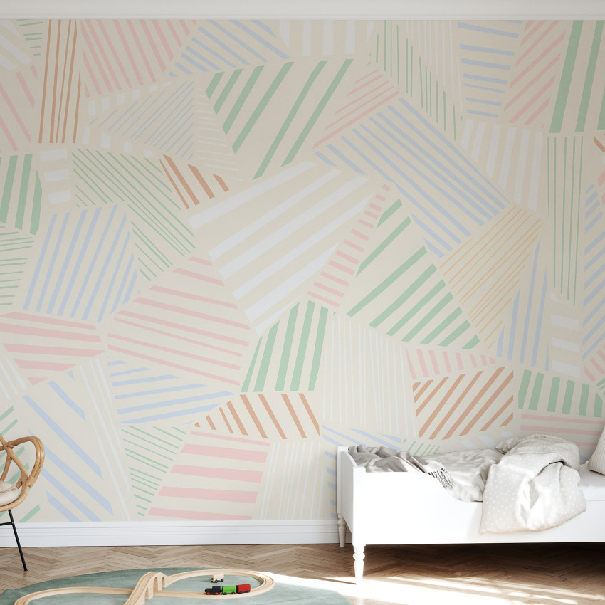 Tapet cu model herringbone în nuanțe de alb, crem, verde și bleu, aplicat pe un perete din living