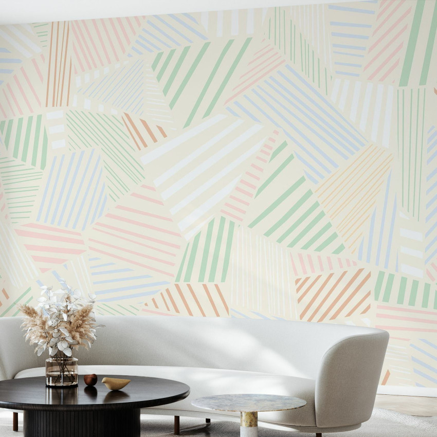 Tapet cu model herringbone în nuanțe de alb, crem, verde și bleu, aplicat pe un perete din living