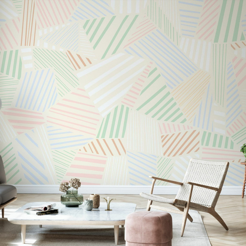 Tapet cu model herringbone în nuanțe de alb, crem, verde și bleu, aplicat pe un perete din living