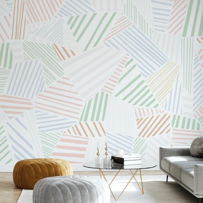 Tapet cu model herringbone în nuanțe de alb, crem, verde și bleu, aplicat pe un perete din living