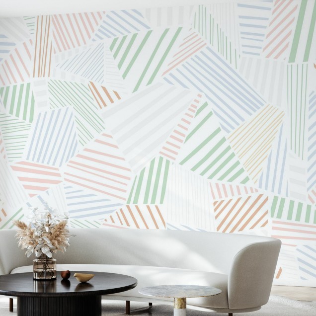 Tapet cu model herringbone în nuanțe de alb, crem, verde și bleu, aplicat pe un perete din living